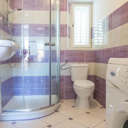 Gugily- Triple With Shared Bathroom And View Bijela Dubrovnik