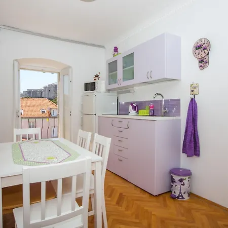 Gugily- Triple With Shared Bathroom And View Bijela Appartement