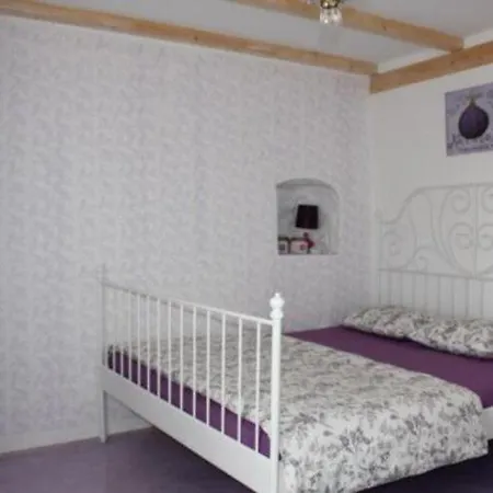 Апартаменты Gugily- Triple With Shared Bathroom And View Bijela *